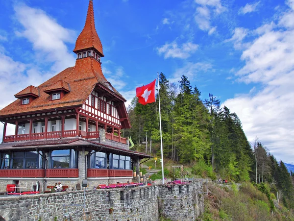 Schweizer Chalet in den Bergen — Stockfoto