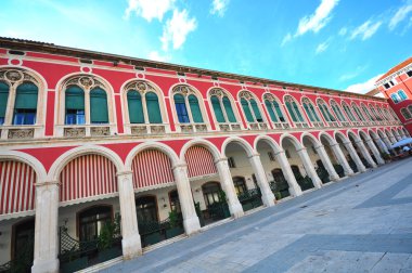 Kırmızı ve beyaz sütun