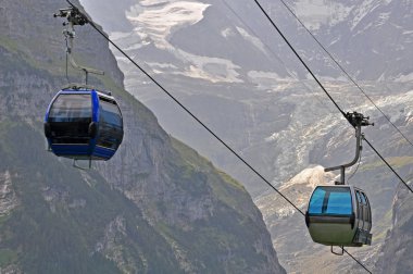 İsviçre Alpleri'nde teleferik