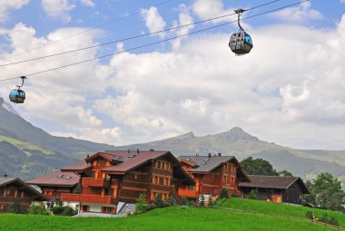İsviçre Alpleri'nde teleferik
