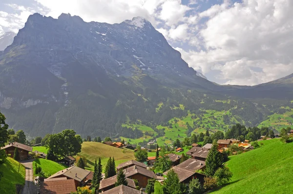 Швейцарская деревня летом — стоковое фото
