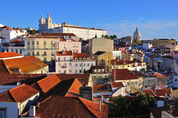 Многоцветные дома в Лиссабоне — стоковое фото