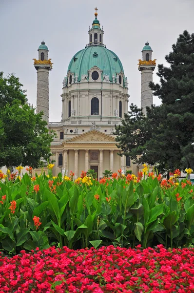 Kyrka och blommor — Stockfoto