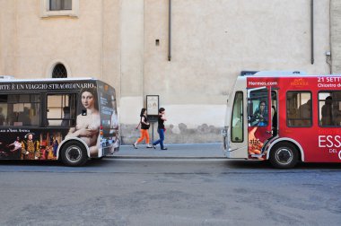Roma'da boyalı otobüsler
