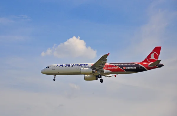 Turkish Airlines landing — Stock Photo, Image