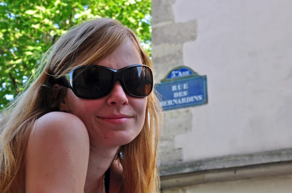 Young Girl in the parisian street — Stock Photo, Image