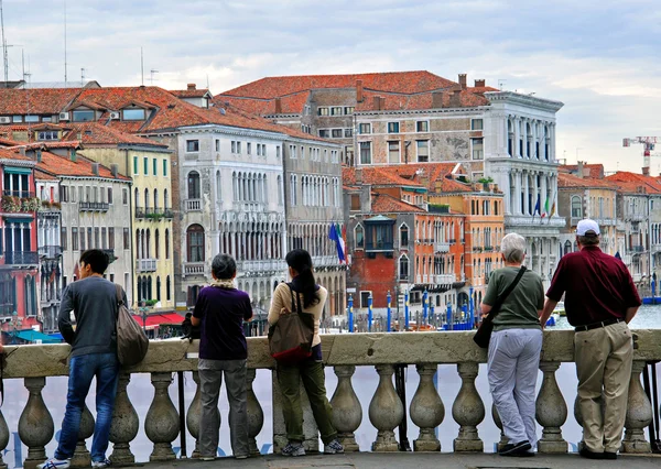 Tourists watching on Grand Canal from Rialto bridge — Stock Photo, Image