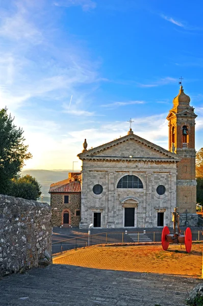 Iglesia italiana en la puesta del sol —  Fotos de Stock