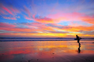 günbatımı üzerinde sörf