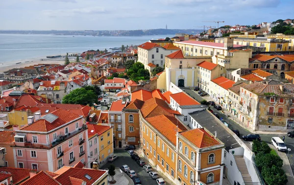 Panorama dzielnicy alfama, Lizbona — Zdjęcie stockowe