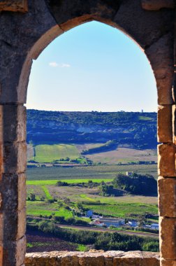 Antik pencereden bakıyor