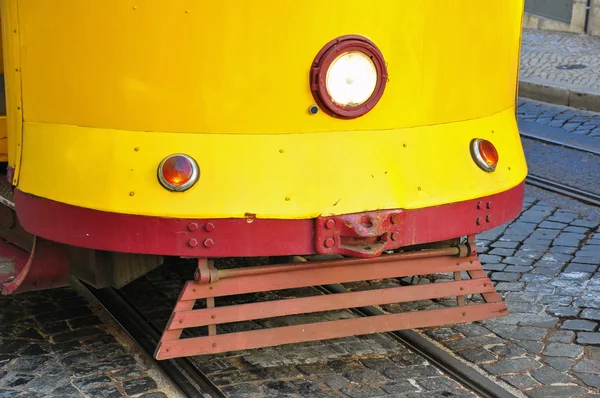 리스본에 있는 황색 트램 — 스톡 사진