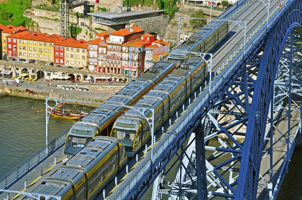 Spårvagnar på bron — Stockfoto