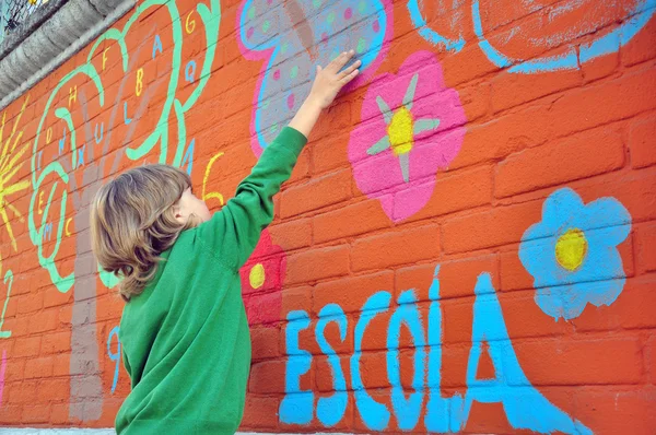 Pequeño niño pintando en la pared —  Fotos de Stock