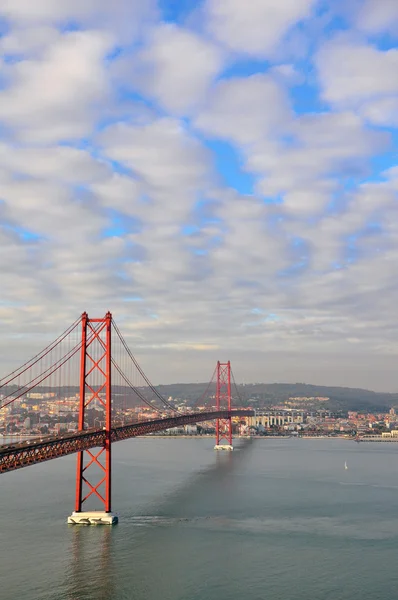 Puente del 25 de abril en Lisboa — Foto de Stock