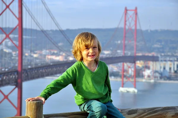 Uśmiechnięty chłopiec na moście — Zdjęcie stockowe