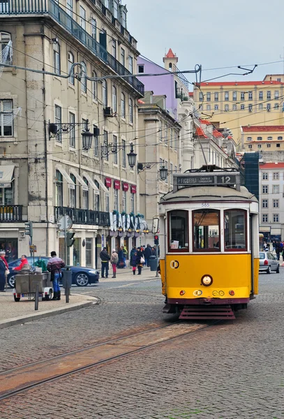 Gele tram in Lissabon, portugal — Stockfoto