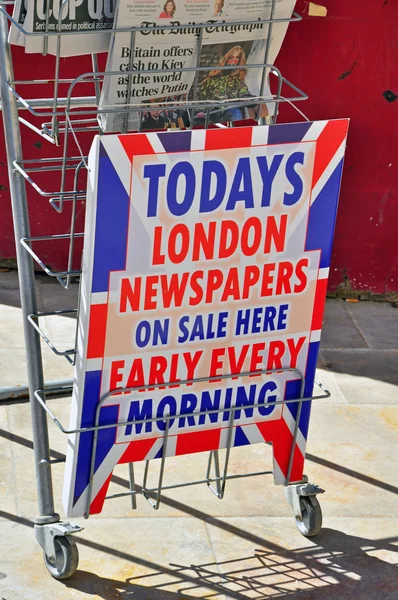 London newspapers on sale — Stock Photo, Image