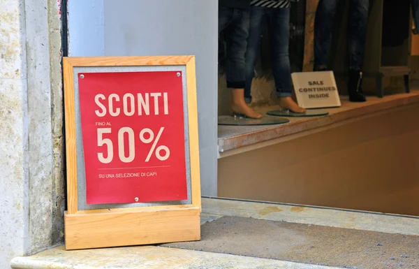 "Sprzedaż "znak w języku włoskim — Zdjęcie stockowe