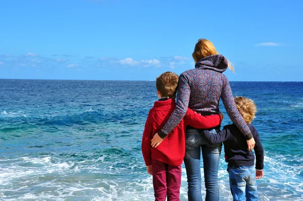 Mujer joven con hijos —  Fotos de Stock