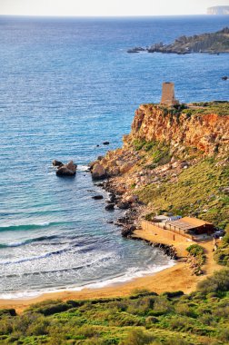 Malta deniz kayalıklarla