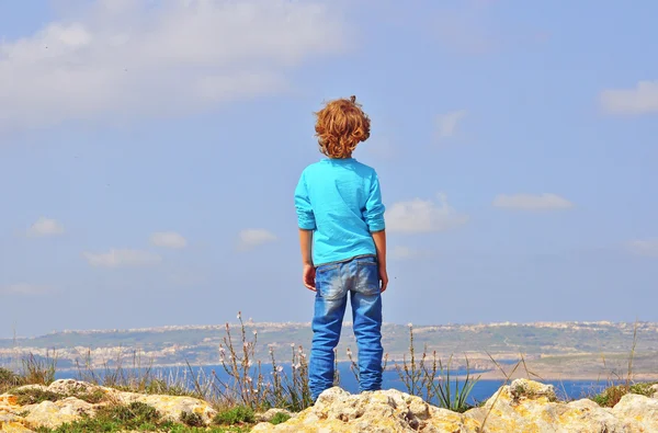 Osamělý chlapec na okraji útesu — Stock fotografie