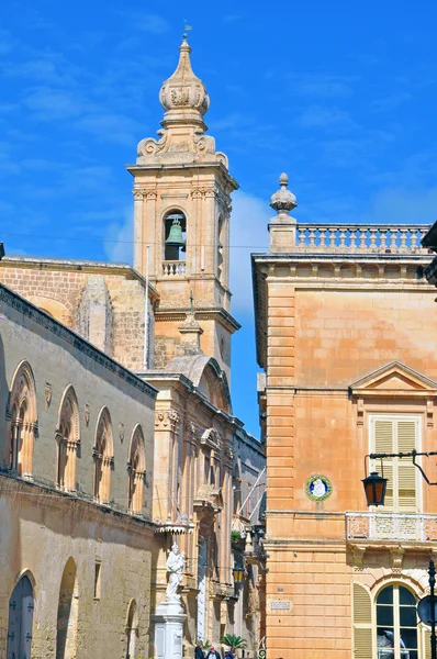 Klocktornet och husen i malta — Stockfoto