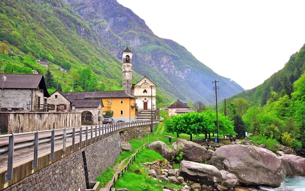Місті Vogorno, Швейцарський село — стокове фото