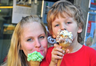 Annem ve oğlum bir dondurma