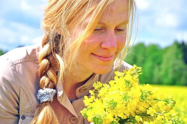 Happy young woman with flowers — Stock Photo, Image