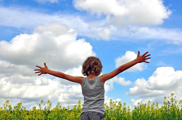 Bambino con le mani che abbracciano il cielo — Foto Stock