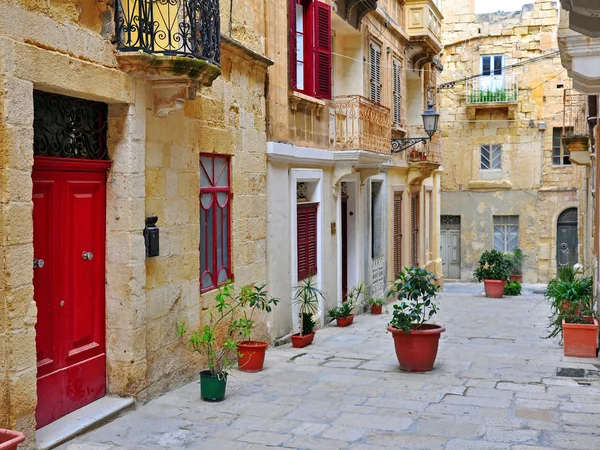 Färgglada uteplats i valletta, malta — Stockfoto