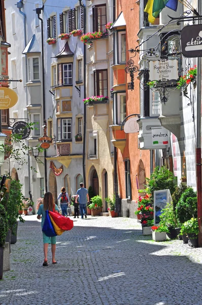 Vista de uma rua comercial na cidade austríaca — Fotografia de Stock