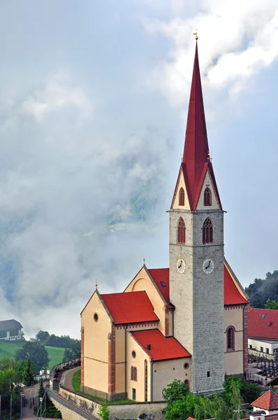 Hermosa iglesia en Alpes — Zdjęcie stockowe