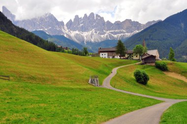 Çayırda dolomites, İtalya
