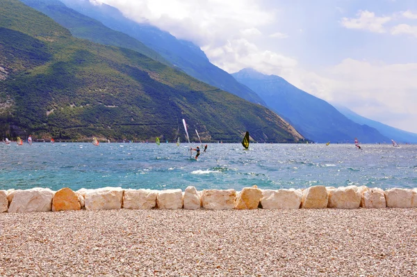 Windserfing en el lago de Garda — Foto de Stock
