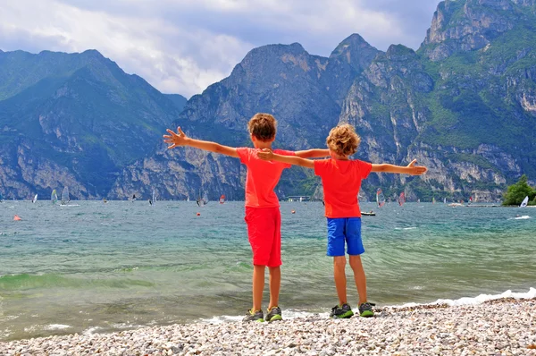 Kids on Garda lake — Stock Photo, Image