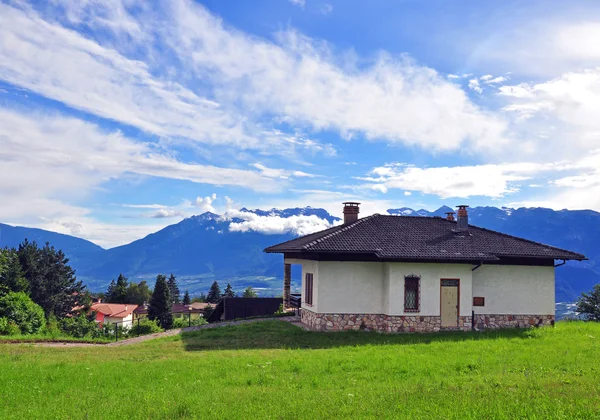 Alpský dům v Dolomitech — Stock fotografie