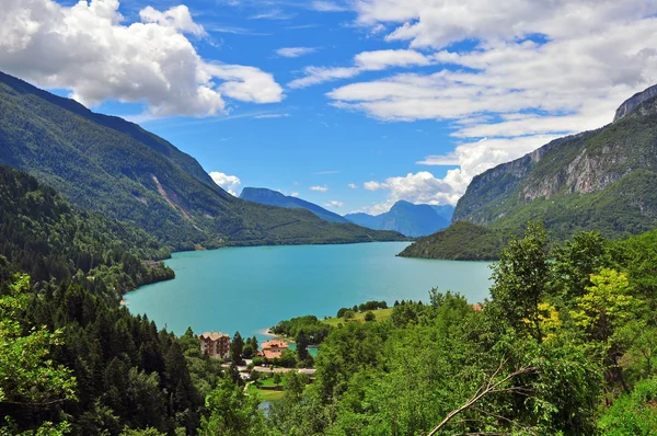Jezera Molveno, pohled shora, Itálie — Stock fotografie
