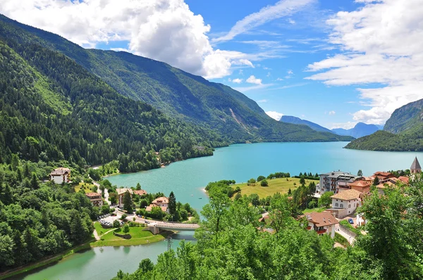 Lago Molveno em Alpes italianos — Fotografia de Stock