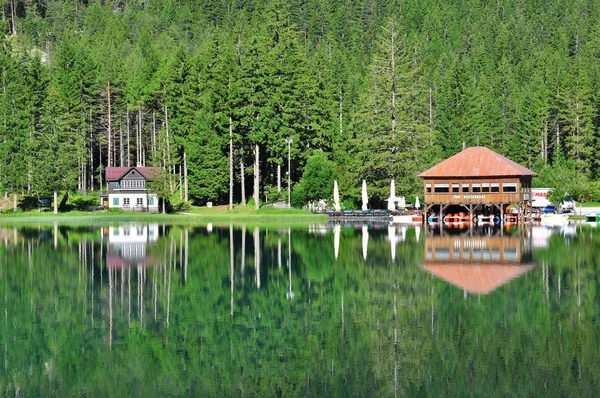 Danau Dobbiaco, Italia — Stok Foto