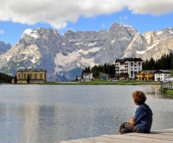 Boy looking at the lake — Stock Photo, Image