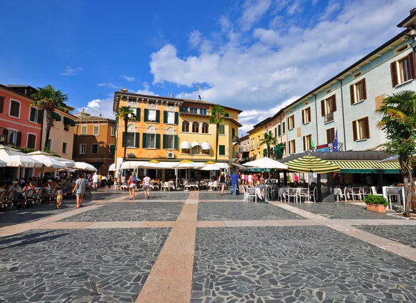 Stadsplein op sirmione, Italië — Stockfoto