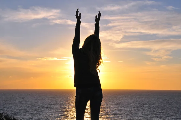 Silhouette di una ragazza con le mani in alto — Foto Stock