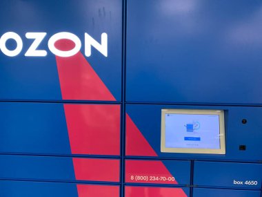 Yaroslavl, Rusya - 4 Ekim 2021: Ozon Rus pazar yeri teslim kutusu makinesi.