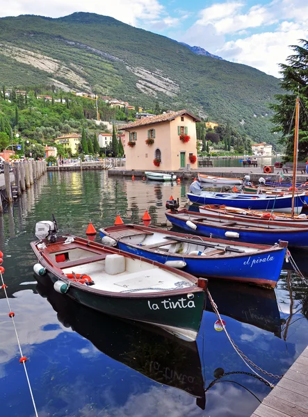 Barco en el lago de Garda, Italia — Foto de Stock