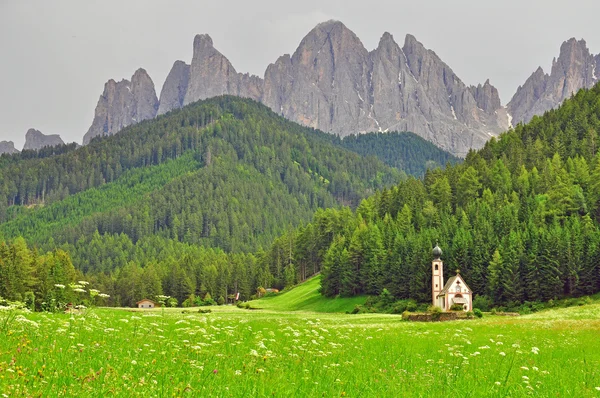 Iglesia solitaria en Dolomitas —  Fotos de Stock