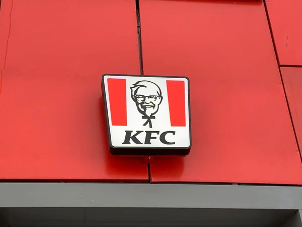 Jarosław Rosja Lutego 2022 Logo Fasada Restauracji Fast Food Kfc — Zdjęcie stockowe