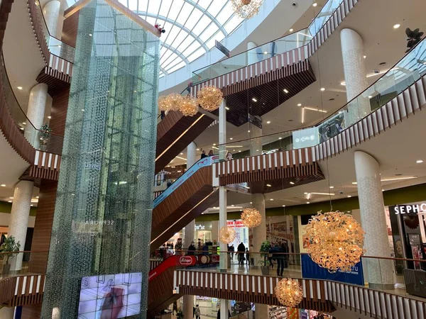 Yaroslavl Rússia Fevereiro 2022 Shopping Center Interior Com Detalhes Arquitetônicos Fotos De Bancos De Imagens Sem Royalties