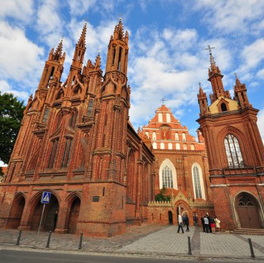 Litvanya 'nın Vilnius sokağındaki güzel gotik kilise. 
